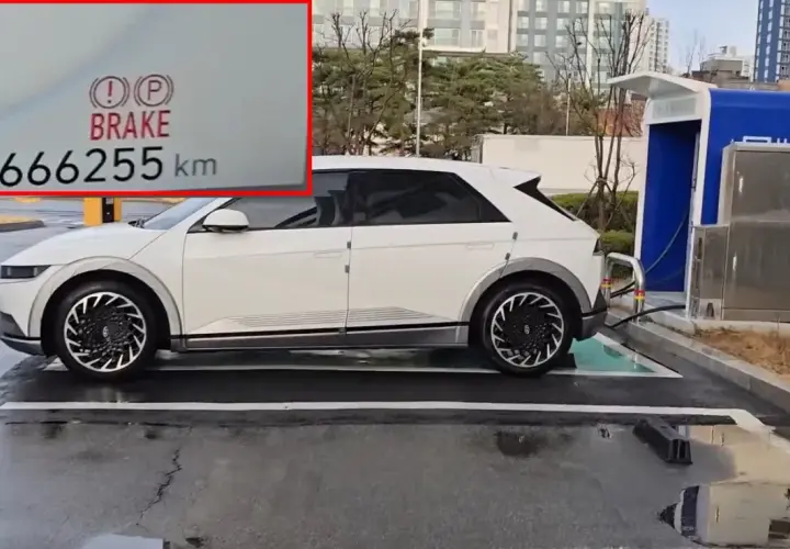 Biały Hyundai Ioniq 5 z przebiegiem 666255 km ładuje się przy stacji ładowania.