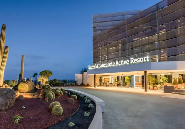 Wejście do Barceló Lanzarote Active Resort z imponującą kolekcją kaktusów i palm.