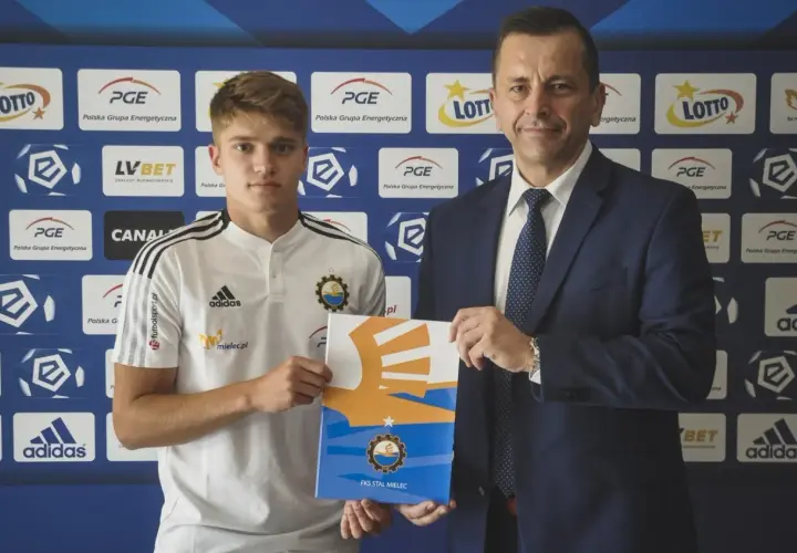 Młody piłkarz w stroju Stali Mielec z klubowym folderem. To kolejny z transferów FKS Stal Mielec.