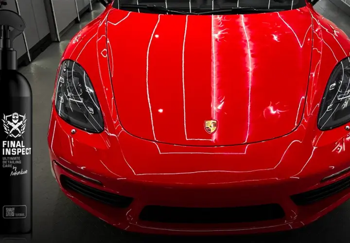 Błyszczący czerwony lakier Porsche i butelka preparatu SWAG Final Inspect. Idealny do tego, czym odtłuścić lakier przed polerowaniem.