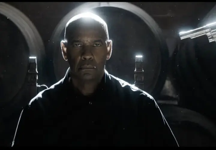 Denzel Washington w filmie "Bez litości 4" z rewolwerem w dłoni, gotowy do akcji.