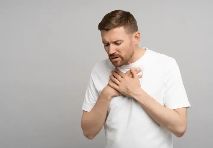 Skąd się bierze czkawka? Przyczyny i co z nią zrobić, aby nie męczyła