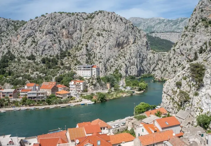 Omiš atrakcje: Co zobaczyć i robić? Piraci, Cetina, plaże!