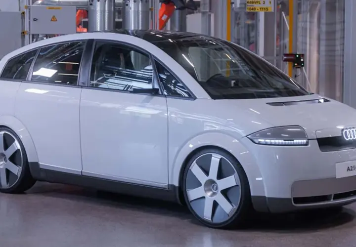 Biały Audi A2 z 2001 roku, z unikalnymi felgami i napisem "A25years" na przodzie.