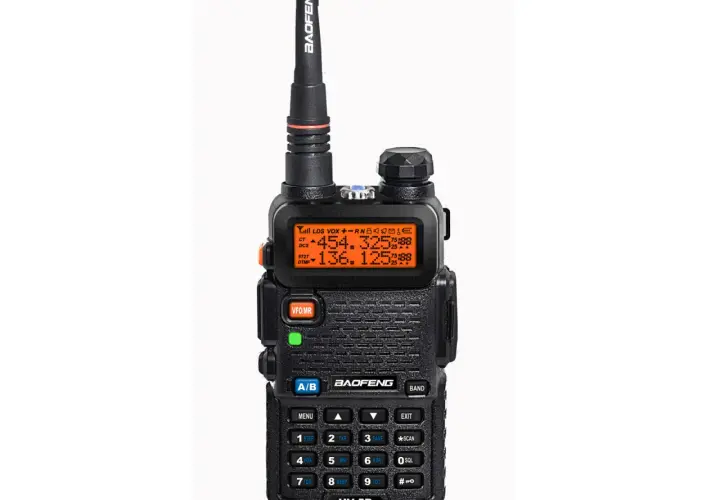 Czarny radiotelefon Baofeng UV-5RHT z pomarańczowym wyświetlaczem pokazującym częstotliwości.