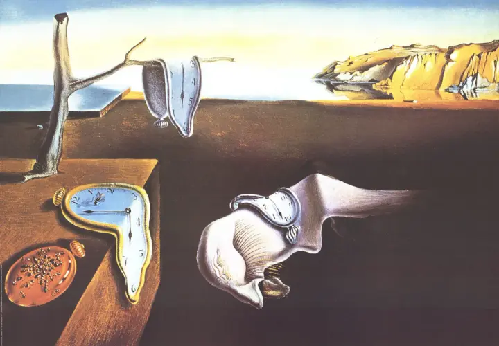 Schmelzende Uhren auf einer surrealen Landschaft, die die beständigkeit der erinnerung symbolisieren. Ein Baum trägt eine Uhr, eine andere liegt auf einem Tisch.