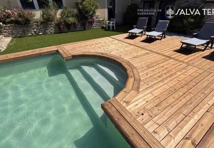 Terrasse en bois autour d'une piscine. La différence bois classe 3 et 4 est visible dans la teinte et la résistance.