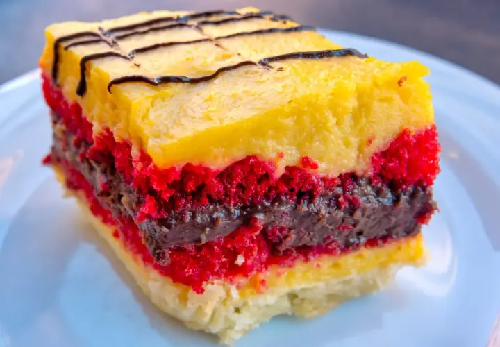 Kolorowy deser z warstwami ciasta, kremu i czekolady. Idealny przepis na zuppa inglese, który zachwyci każdego.