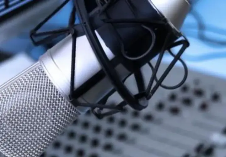 Profesjonalny mikrofon studyjny gotowy do nagrania, być może usłyszymy dziś ulubioną audycję na radio RMF częstotliwość.