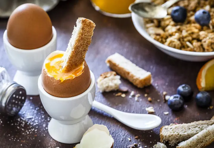 Un œuf cuit à la coque, prêt à être dégusté avec des mouillettes. Un petit-déjeuner gourmand et réconfortant.