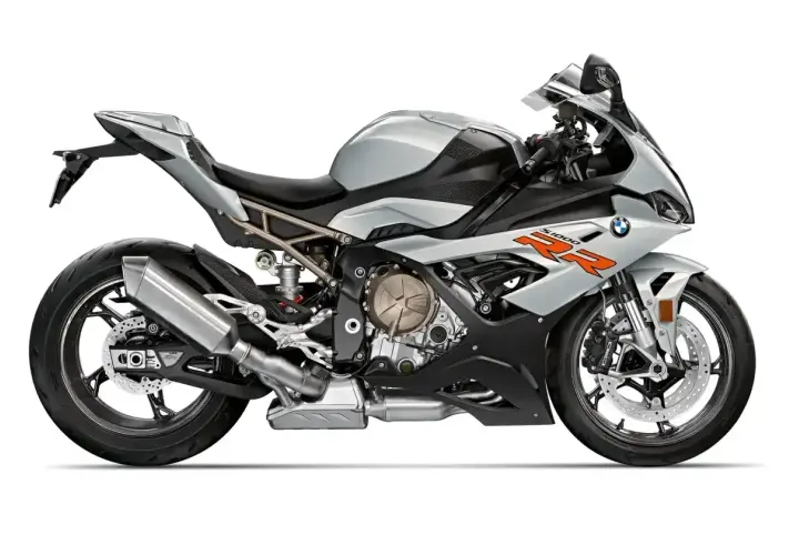 Srebrny motocykl sportowy BMW S1000RR z 2015 roku, gotowy do jazdy.