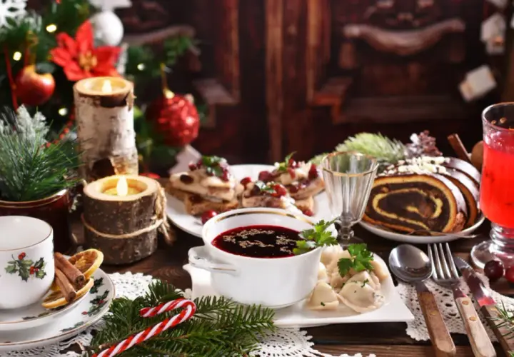 Wigilijne menu: barszcz z uszkami, śledzie, makowiec i gorący napój. Idealne na świąteczny catering.