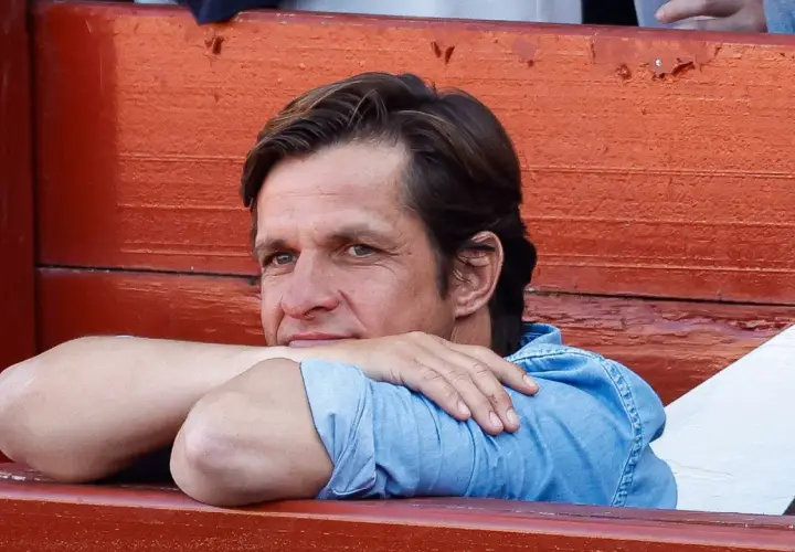 Hombre con camisa vaquera azul, apoyado en sus brazos, con expresión pensativa. Se intuye el paso del tiempo en el rostro de El Juli, edad que refleja su experiencia.