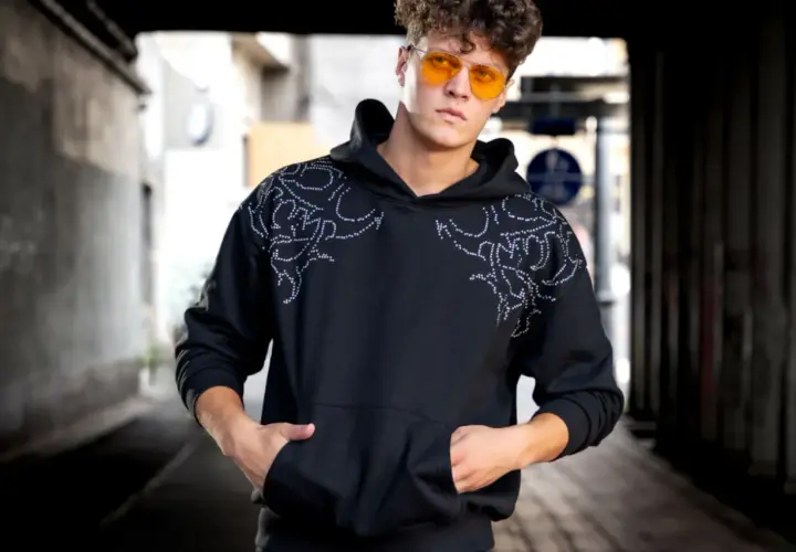 Bluza jak sukienka: Jak nosić stylowo i uniknąć wpadek?