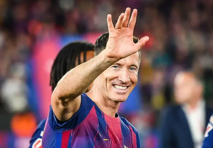 Robert Lewandowski wita kibiców, uśmiechając się szeroko. Wszyscy zastanawiają się, o co chodzi z Lewandowskim i jego nowym klubem.