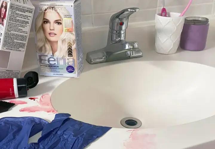 Kit para quitar tinte de pelo rojo del lavabo. Guantes, brocha y tubos de tinte L'Oréal Colorista y Féria.