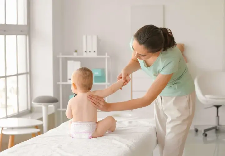 Kiedy z dzieckiem do fizjoterapeuty? Objawy, które warto znać