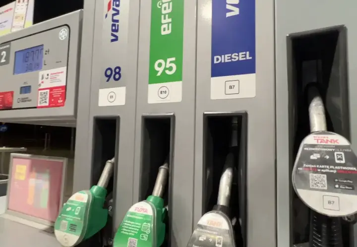 Na stacji paliw widać dystrybutory z paliwami: 98, 95 i DIESEL. Czy na pewno chcesz zatankować on to disel?