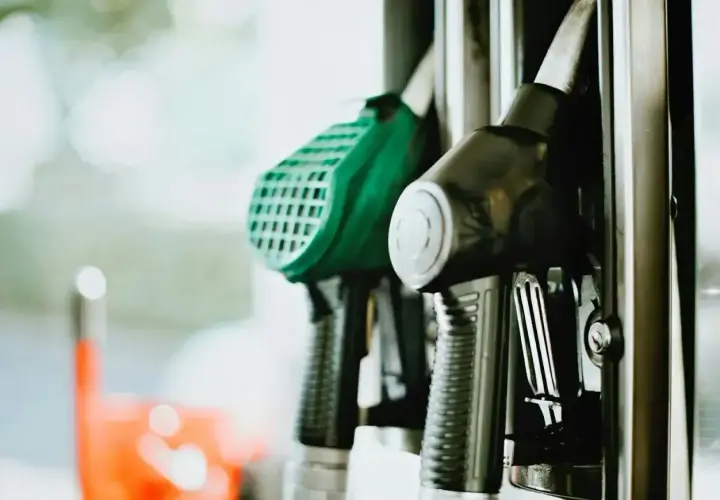 Dwa dystrybutory paliwa, jeden z zieloną końcówką, drugi czarny. Czy olej napędowy to diesel?