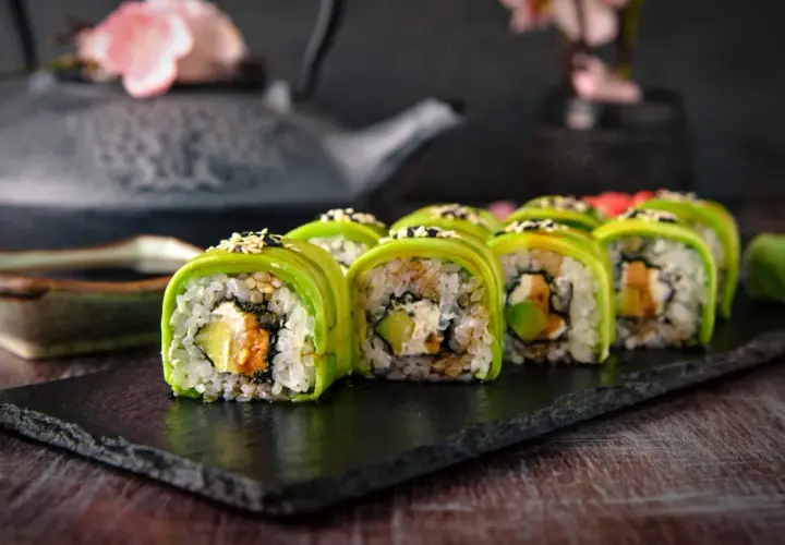 Jak zrobić sushi w domu? Krok po kroku do idealnych rolek!