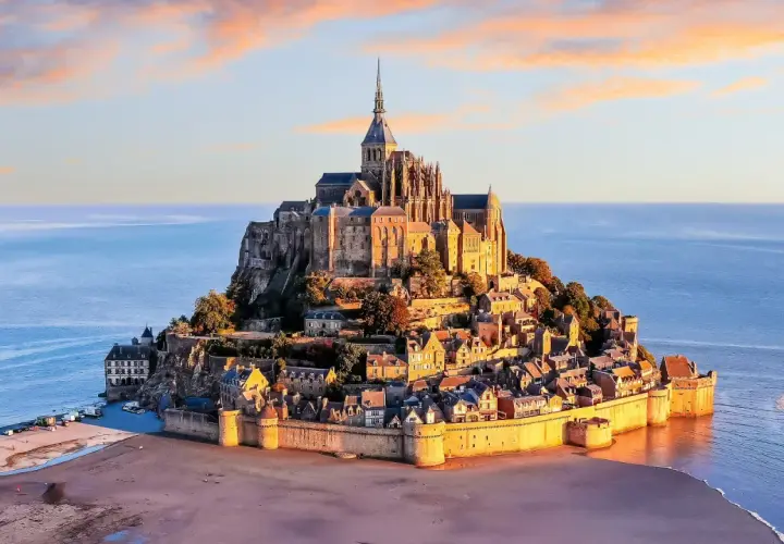 Mont Saint-Michel, jeden z najpiękniejszych zabytków Francji, majestatycznie wznosi się na wyspie otoczonej wodą.