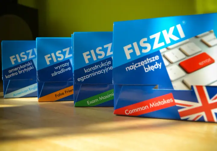 Fiszki wydawnictwa Cztery Głowy: amerykańskie kontra brytyjskie, wyrazy zdradliwe, konstrukcje egzaminacyjne, najczęstsze błędy.