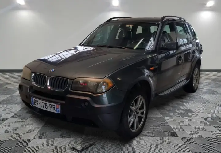 BMW X3 2.0d 150cv, un SUV oscuro con matrícula BK-178-PR, listo para enfrentar sus problemas.