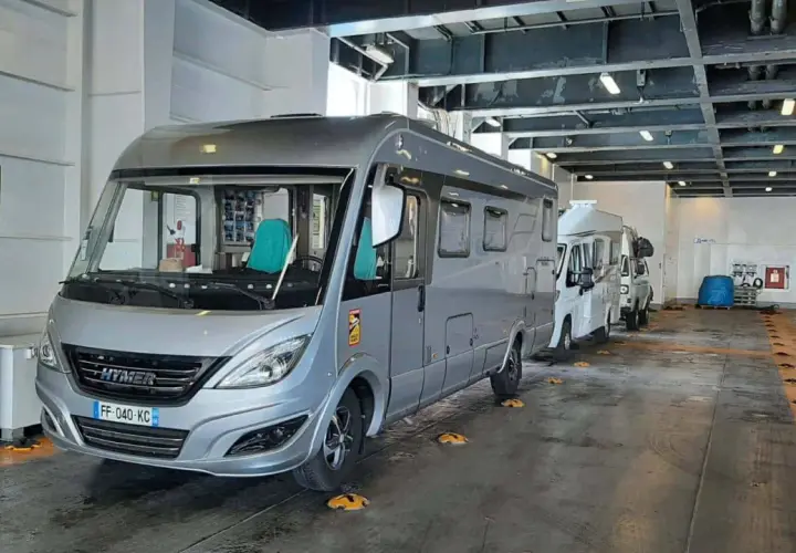 Camping-cars alignés sur un ferry, prêts pour la traversée. Le prix du ferry Corse pour camping-car est une étape clé pour les vacanciers.