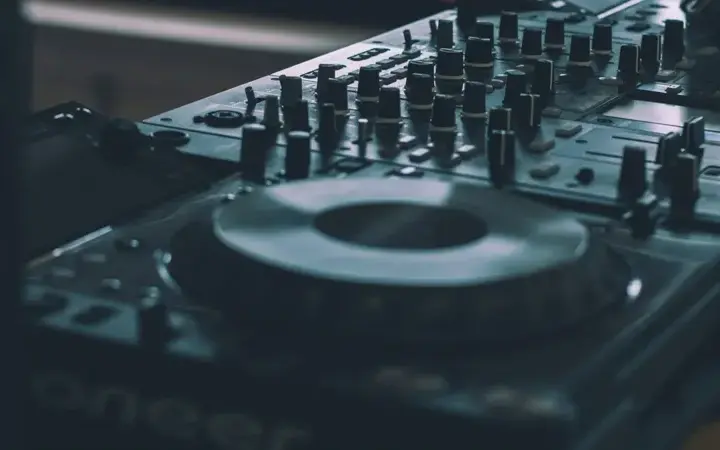 Muzyka elektroniczna lat 70.: Rewolucja, która zdefiniowała przyszłość?