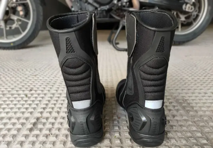 Botas de moto negras, un elemento que es obligatorio llevar en la moto para proteger tus pies.