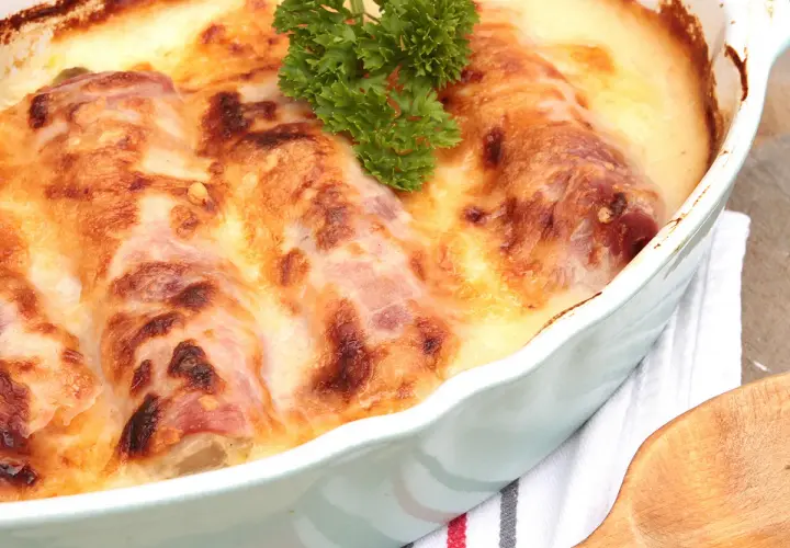 Escalope savoyarde gratinée, dorée et savoureuse, garnie d'une touche de persil frais. Un délice réconfortant.