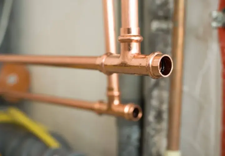 Instalacja hydrauliczna z miedzianych rurek połączonych za pomocą złączek zaciskowych. Dowiedz się, jak połączyć rurki miedziane bez lutowania.