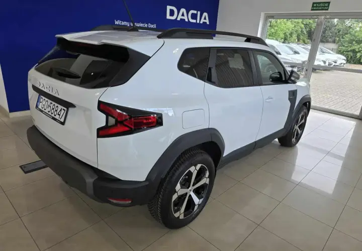 Nowa, biała Dacia Duster z czarnymi dodatkami, gotowa na przygodę.