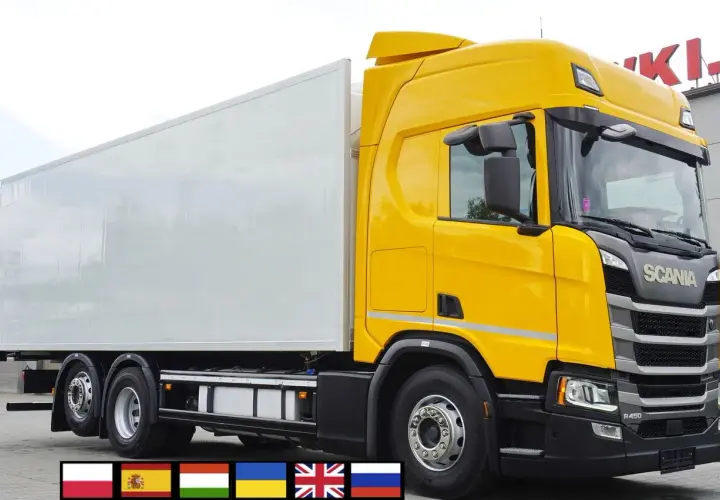 Żółta Scania R z białą naczepą chłodnią, gotowa do dalekich podróży.