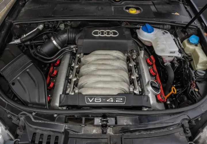 Potężny silnik wolnossący V8 4.2 Audi, z widocznym kolektorem dolotowym i cewkami zapłonowymi.