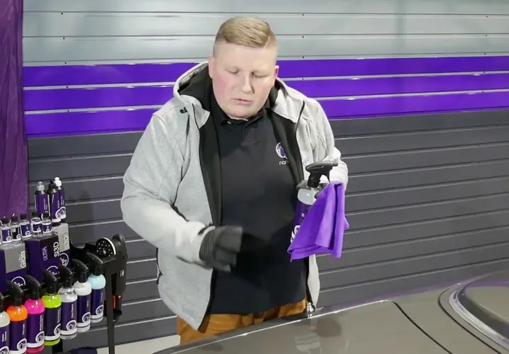 Czym odtłuścić auto przed woskowaniem, aby uzyskać idealny efekt?