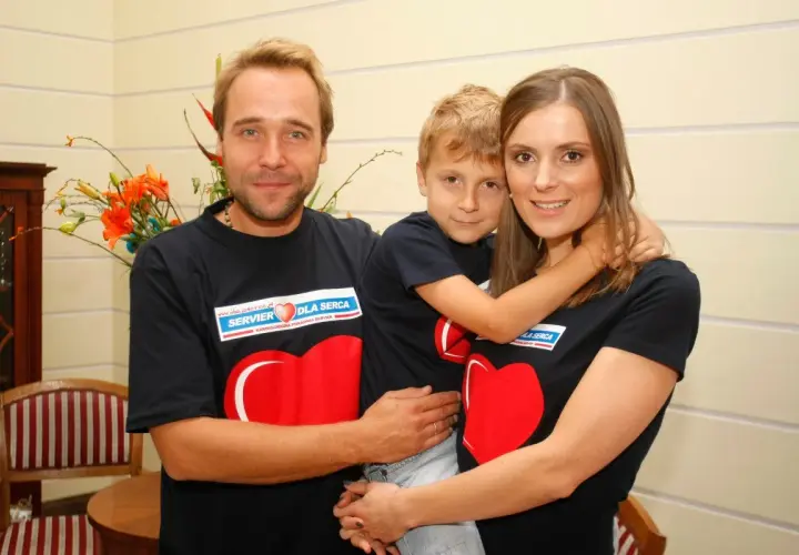 Rodzina w koszulkach z sercem. Halina Mlynkova ile ma dzieci? Na zdjęciu z mężem i synem.