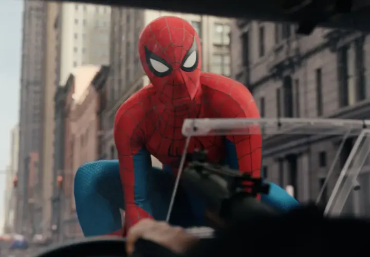 Spider-Man, dans son costume rouge et bleu, se prépare à l'action dans ce nouveau marvel. Il est accroupi, prêt à bondir, au milieu d'une rue de New York.