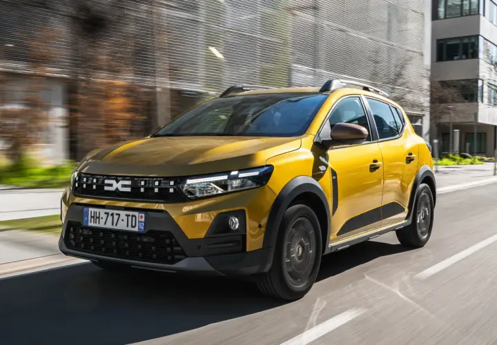Dacia Sandero Stepway gialla in movimento, l'auto a gpl più affidabile per le tue avventure urbane.