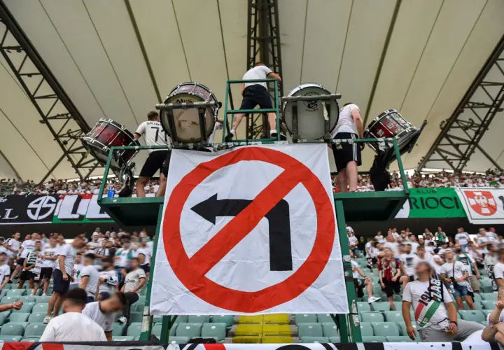 Bębny i zakaz skrętu w lewo na trybunach Legii. Staruch kibicuje z pasją.