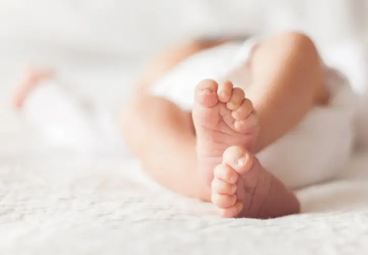 Delikatne stópki noworodka. Zastanawiasz się, ile kosztuje akt urodzenia dziecka?