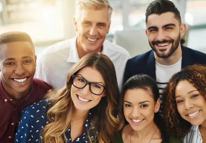 Un gruppo di persone sorridenti, con volti **particolari** e **positivi**. Un team **preparato** e **pimpante**.