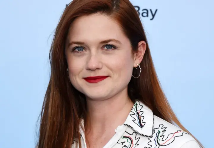 Bonnie Wright, znana z roli Ginny Weasley, prezentuje się promiennie. Jej wiek dodaje jej uroku.