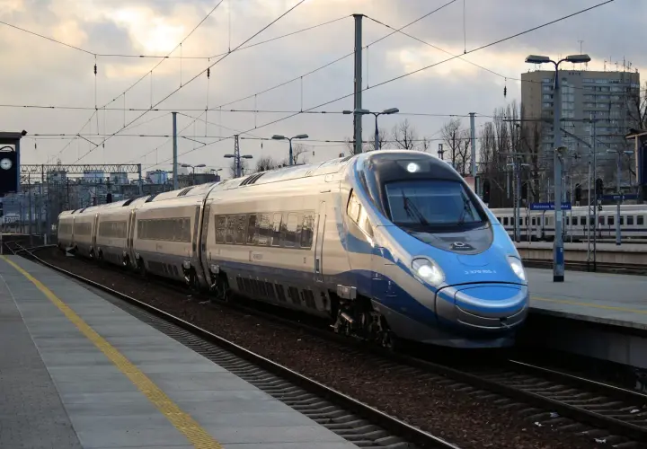 Pendolino, pociąg PKP Intercity, zbliża się do peronu. Jego oznaczenie to 2 370 105-1.