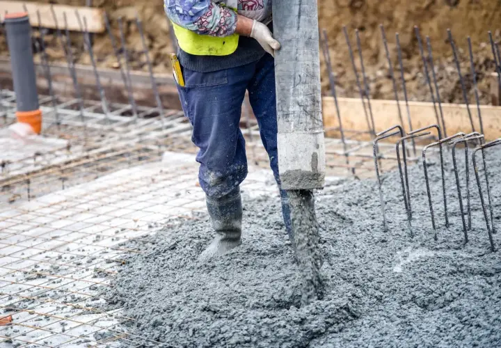 Betoniarka wylewa beton na zbrojenie.