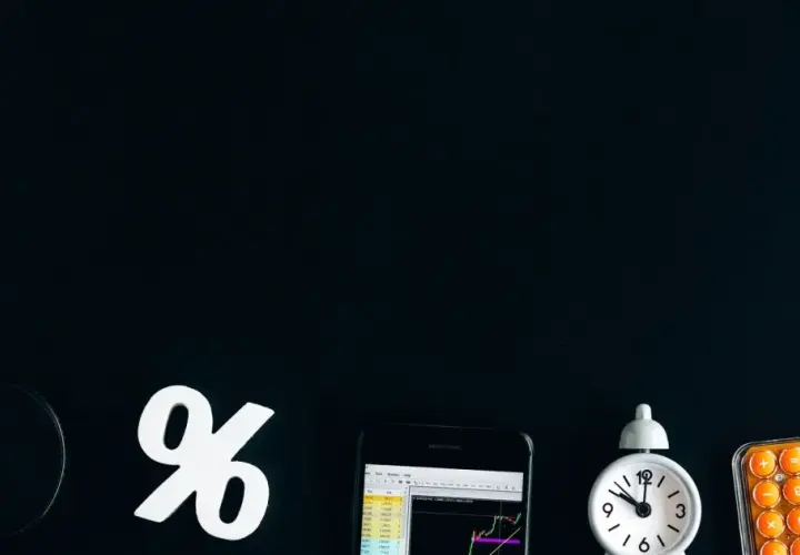 Na czarnym tle leżą lupa, znak procentu, smartfon z wykresem, budzik i kalkulator. Czas na zmiany, kiedy wiron zastąpi wibor.