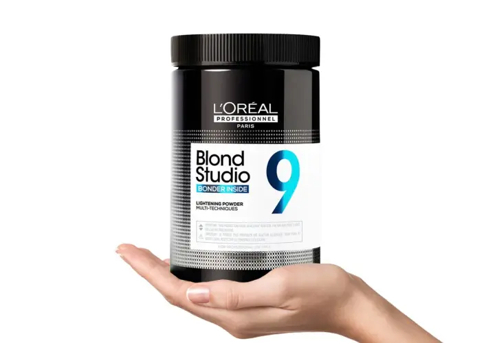 Pelo rubio perfecto en casa con Blond Studio de L'Oréal. Polvo decolorante para un rubio radiante.