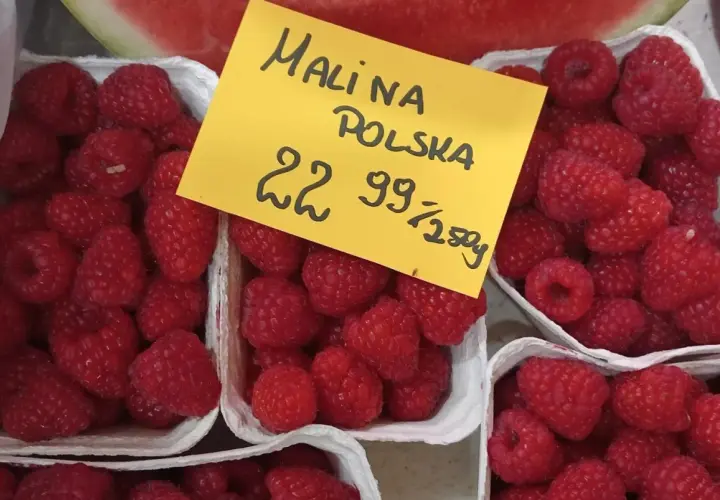 Maliny polskie w koszyczkach, cena 22,99 zł za 250g. Słodkie i soczyste, idealne na deser.
