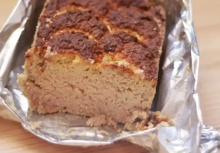 Domowy pasztet, pieczony według starego przepisu, w folii aluminiowej. Apetyczny, lekko przypieczony wierzch.