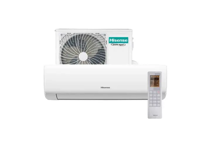 Biały klimatyzator Hisense z jednostką zewnętrzną i pilotem na białym tle.